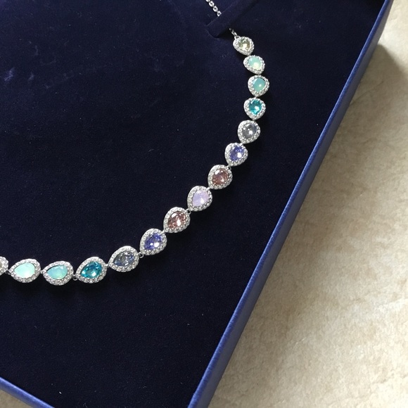 Caption All-Around Necklace - Picture 11 of 13